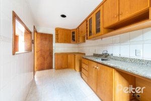 Casa à venda com 217m², 3 dormitórios, 1 suíte, 2 vagas, no bairro Ipanema / Imperial Parque em Porto Alegre