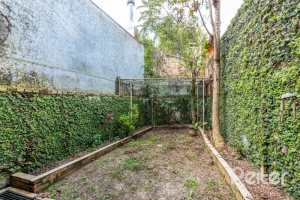 Casa à venda com 217m², 3 dormitórios, 1 suíte, 2 vagas, no bairro Ipanema / Imperial Parque em Porto Alegre