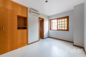 Casa à venda com 217m², 3 dormitórios, 1 suíte, 2 vagas, no bairro Ipanema / Imperial Parque em Porto Alegre