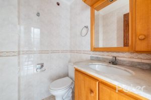 Casa à venda com 217m², 3 dormitórios, 1 suíte, 2 vagas, no bairro Ipanema / Imperial Parque em Porto Alegre