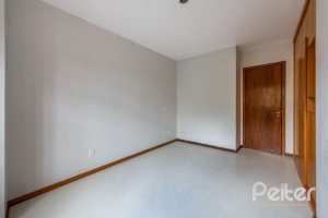 Casa à venda com 217m², 3 dormitórios, 1 suíte, 2 vagas, no bairro Ipanema / Imperial Parque em Porto Alegre