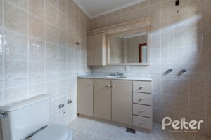 Casa à venda com 217m², 3 dormitórios, 1 suíte, 2 vagas, no bairro Ipanema / Imperial Parque em Porto Alegre