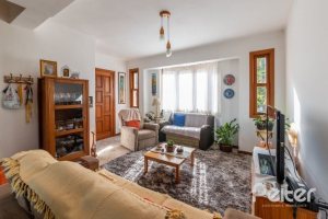 Casa em Condomínio à venda com 204m², 3 dormitórios, 1 suíte, 2 vagas, no bairro Cristal em Porto Alegre