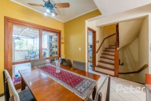 Casa em Condomínio à venda com 204m², 3 dormitórios, 1 suíte, 2 vagas, no bairro Cristal em Porto Alegre