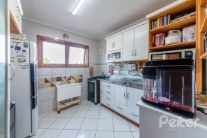 Casa em Condomínio à venda com 204m², 3 dormitórios, 1 suíte, 2 vagas, no bairro Cristal em Porto Alegre