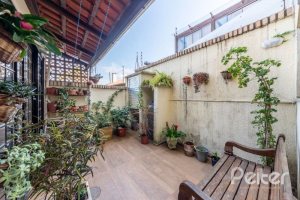 Casa em Condomínio à venda com 204m², 3 dormitórios, 1 suíte, 2 vagas, no bairro Cristal em Porto Alegre