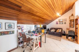 Casa em Condomínio à venda com 204m², 3 dormitórios, 1 suíte, 2 vagas, no bairro Cristal em Porto Alegre