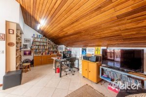 Casa em Condomínio à venda com 204m², 3 dormitórios, 1 suíte, 2 vagas, no bairro Cristal em Porto Alegre