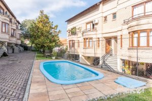 Casa em Condomínio à venda com 204m², 3 dormitórios, 1 suíte, 2 vagas, no bairro Cristal em Porto Alegre