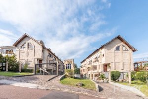 Casa em Condomínio à venda com 204m², 3 dormitórios, 1 suíte, 2 vagas, no bairro Cristal em Porto Alegre
