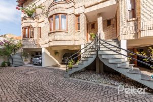 Casa em Condomínio à venda com 204m², 3 dormitórios, 1 suíte, 2 vagas, no bairro Cristal em Porto Alegre