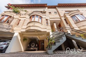 Casa em Condomínio à venda com 204m², 3 dormitórios, 1 suíte, 2 vagas, no bairro Cristal em Porto Alegre