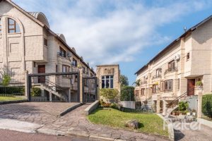 Casa em Condomínio à venda com 204m², 3 dormitórios, 1 suíte, 2 vagas, no bairro Cristal em Porto Alegre