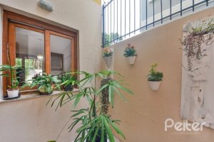 Casa à venda com 197m², 3 dormitórios, 1 suíte, 2 vagas, no bairro Vila Assuncao em Porto Alegre