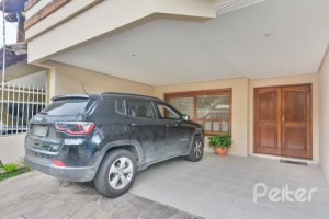 Casa à venda com 197m², 3 dormitórios, 1 suíte, 2 vagas, no bairro Vila Assuncao em Porto Alegre