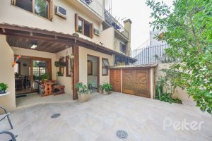 Casa à venda com 197m², 3 dormitórios, 1 suíte, 2 vagas, no bairro Vila Assuncao em Porto Alegre