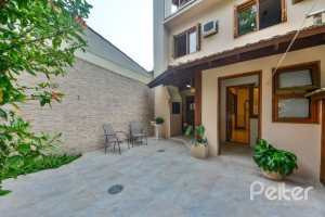 Casa à venda com 197m², 3 dormitórios, 1 suíte, 2 vagas, no bairro Vila Assuncao em Porto Alegre