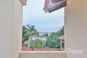 Casa à venda com 197m², 3 dormitórios, 1 suíte, 2 vagas, no bairro Vila Assuncao em Porto Alegre