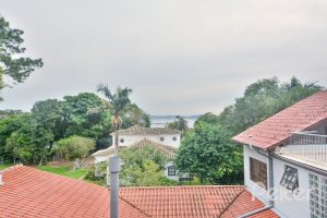 Casa à venda com 197m², 3 dormitórios, 1 suíte, 2 vagas, no bairro Vila Assuncao em Porto Alegre