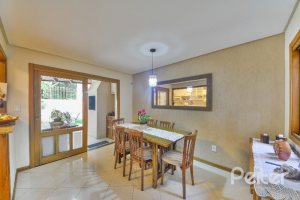 Casa à venda com 197m², 3 dormitórios, 1 suíte, 2 vagas, no bairro Vila Assuncao em Porto Alegre