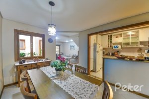 Casa à venda com 197m², 3 dormitórios, 1 suíte, 2 vagas, no bairro Vila Assuncao em Porto Alegre