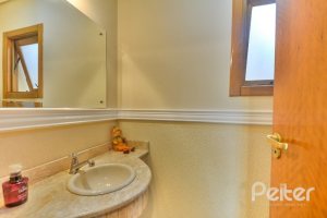 Casa à venda com 197m², 3 dormitórios, 1 suíte, 2 vagas, no bairro Vila Assuncao em Porto Alegre