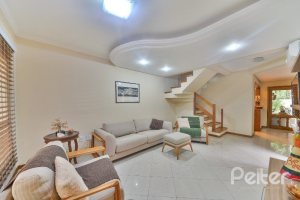 Casa à venda com 197m², 3 dormitórios, 1 suíte, 2 vagas, no bairro Vila Assuncao em Porto Alegre