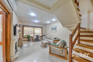 Casa à venda com 197m², 3 dormitórios, 1 suíte, 2 vagas, no bairro Vila Assuncao em Porto Alegre