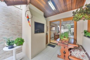 Casa à venda com 197m², 3 dormitórios, 1 suíte, 2 vagas, no bairro Vila Assuncao em Porto Alegre