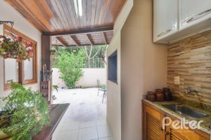 Casa à venda com 197m², 3 dormitórios, 1 suíte, 2 vagas, no bairro Vila Assuncao em Porto Alegre