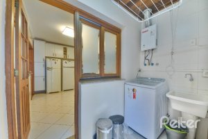 Casa à venda com 197m², 3 dormitórios, 1 suíte, 2 vagas, no bairro Vila Assuncao em Porto Alegre