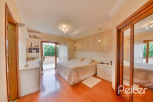 Casa à venda com 197m², 3 dormitórios, 1 suíte, 2 vagas, no bairro Vila Assuncao em Porto Alegre