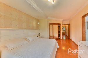 Casa à venda com 197m², 3 dormitórios, 1 suíte, 2 vagas, no bairro Vila Assuncao em Porto Alegre