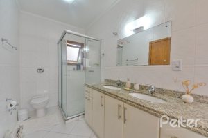 Casa à venda com 197m², 3 dormitórios, 1 suíte, 2 vagas, no bairro Vila Assuncao em Porto Alegre