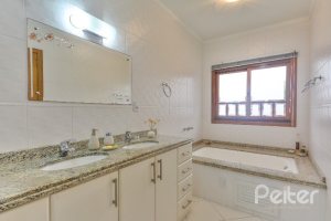 Casa à venda com 197m², 3 dormitórios, 1 suíte, 2 vagas, no bairro Vila Assuncao em Porto Alegre