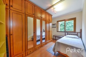 Casa à venda com 197m², 3 dormitórios, 1 suíte, 2 vagas, no bairro Vila Assuncao em Porto Alegre