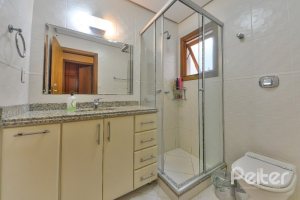 Casa à venda com 197m², 3 dormitórios, 1 suíte, 2 vagas, no bairro Vila Assuncao em Porto Alegre