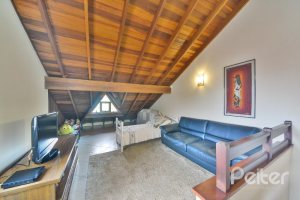 Casa à venda com 197m², 3 dormitórios, 1 suíte, 2 vagas, no bairro Vila Assuncao em Porto Alegre