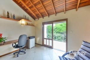 Casa à venda com 197m², 3 dormitórios, 1 suíte, 2 vagas, no bairro Vila Assuncao em Porto Alegre