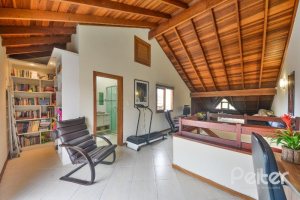 Casa à venda com 197m², 3 dormitórios, 1 suíte, 2 vagas, no bairro Vila Assuncao em Porto Alegre