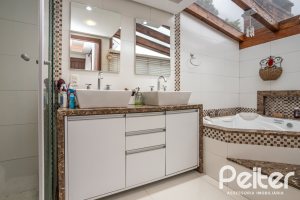 Casa em Condomínio à venda com 205m², 4 dormitórios, 2 suítes, 2 vagas, no bairro Ipanema em Porto Alegre