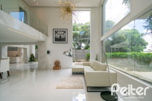 Casa à venda com 430m², 4 dormitórios, 3 suítes, 6 vagas, no bairro Vila Assunção em Porto Alegre