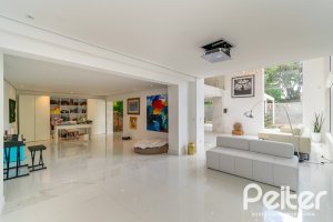Casa à venda com 430m², 4 dormitórios, 3 suítes, 6 vagas, no bairro Vila Assunção em Porto Alegre