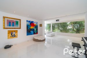 Casa à venda com 430m², 4 dormitórios, 3 suítes, 6 vagas, no bairro Vila Assunção em Porto Alegre