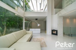 Casa à venda com 430m², 4 dormitórios, 3 suítes, 6 vagas, no bairro Vila Assunção em Porto Alegre