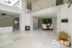 Casa à venda com 430m², 4 dormitórios, 3 suítes, 6 vagas, no bairro Vila Assunção em Porto Alegre