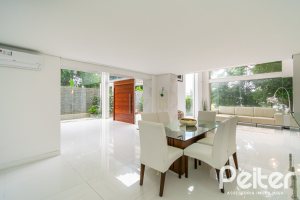 Casa à venda com 430m², 4 dormitórios, 3 suítes, 6 vagas, no bairro Vila Assunção em Porto Alegre