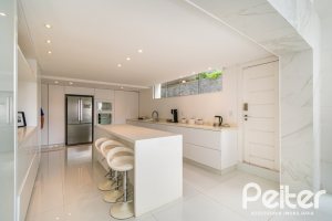 Casa à venda com 430m², 4 dormitórios, 3 suítes, 6 vagas, no bairro Vila Assunção em Porto Alegre