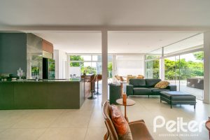 Casa à venda com 430m², 4 dormitórios, 3 suítes, 6 vagas, no bairro Vila Assunção em Porto Alegre