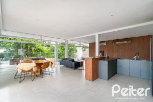 Casa à venda com 430m², 4 dormitórios, 3 suítes, 6 vagas, no bairro Vila Assunção em Porto Alegre